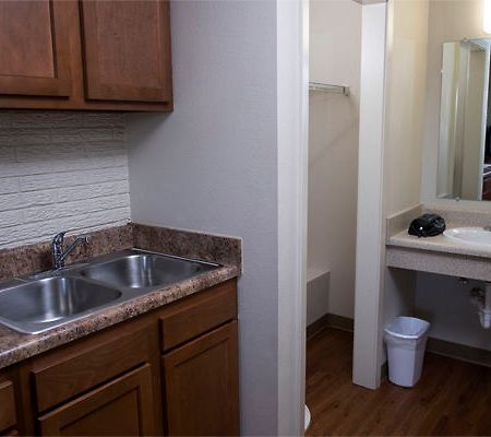 Daybreak Suites Extended Stay โดทัน ภายนอก รูปภาพ